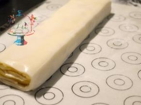 用糯米皮把蛋糕条包好。四面均匀涂抹上炒熟的糯米粉，然后利用刀背或者其他工具辅助造型