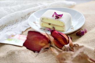 切得时候要用比较锋利的刀。因为糯米皮有韧性。刀够快才能切得漂亮。每切一刀都要把刀刃擦干净，抹上手粉，才可以切下一刀哦