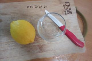 将柠檬用盐搓洗干净，必须用盐搓洗哦，这样才能把外层的蜡洗干净