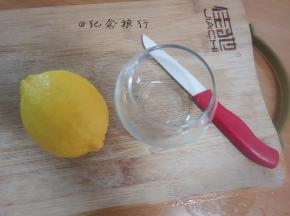 将柠檬用盐搓洗干净，必须用盐搓洗哦，这样才能把外层的蜡洗干净