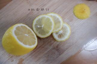 将柠檬切薄片备用