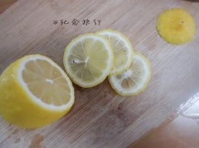 将柠檬切薄片备用