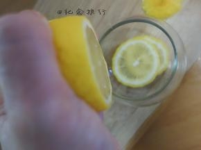挤适量的柠檬汁在杯子里备用