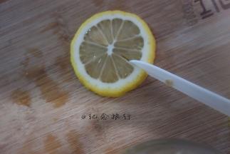 将一片柠檬用刀切一刀作为装饰用