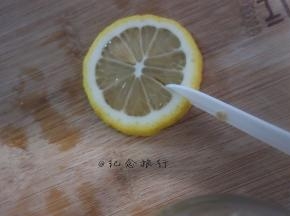 将一片柠檬用刀切一刀作为装饰用