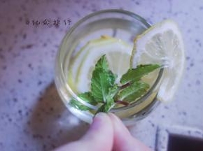 放入薄荷叶