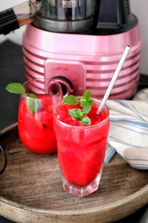妖冶血红冰爽的西瓜汁
