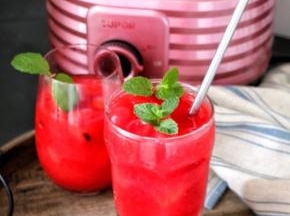 妖冶血红冰爽的西瓜汁