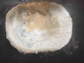 按照底层液体、中层粉类，上层干酵母的顺序，将物料放入面包机中揉成可抻出薄膜的面团。