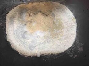 按照底层液体、中层粉类，上层干酵母的顺序，将物料放入面包机中揉成可抻出薄膜的面团。