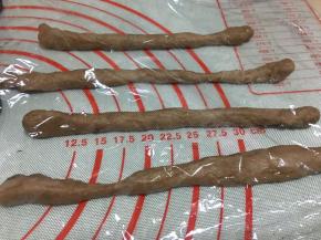 可可面团搓成小长条