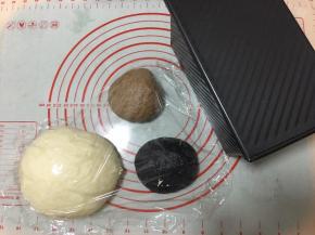 然后盖上保鲜膜，松弛半小时。