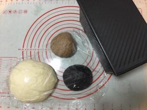然后盖上保鲜膜，松弛半小时。