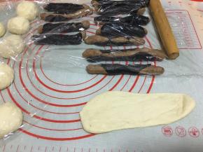 继续包白色的面团，这次要擀宽一些。