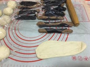 继续包白色的面团，这次要擀宽一些。