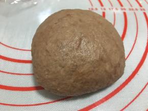 另一份小面团加入可可粉揉均备用。