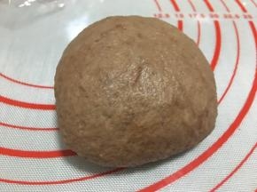另一份小面团加入可可粉揉均备用。