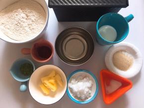 准备好所有原材料以及学厨黑金刚吐司盒