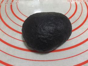 其中一块小面团加入竹炭粉揉均