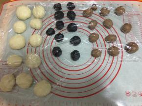 松弛好的面团每种都分成11份，具体几份看面团量而定，越多做出来的豹纹越好看。不用太平均，几个大的几个小的做出来的效果也很赞。继续盖上保鲜膜，松弛十五分钟。