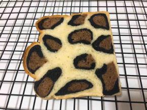 预热好之后盖上吐司盒开始烤，上下管180度烤四十分钟。烤好后立刻脱模，放在烤网上晾凉切片。