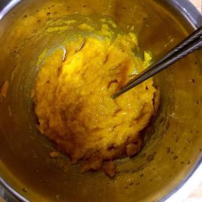 2.将蒸熟的南瓜搅拌成泥