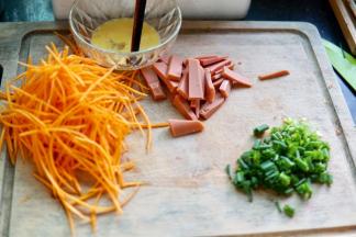 鸡蛋打散，胡萝卜切丝，火腿切片，香葱切小段