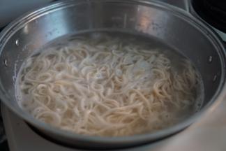 水开后放入面条，煮至面条8分熟的样子