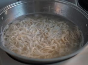 水开后放入面条，煮至面条8分熟的样子