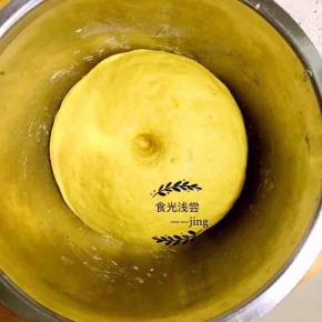 4.将面团盖保鲜膜发酵至用手戳洞不回弹状态