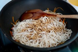 迅速倒入之前调好酱汁，翻炒均匀