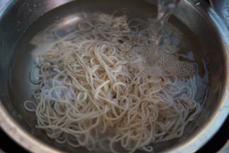 捞出来后放入凉水冲凉