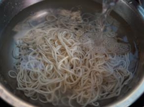 捞出来后放入凉水冲凉