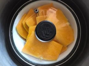 1.南瓜洗净切片整熟