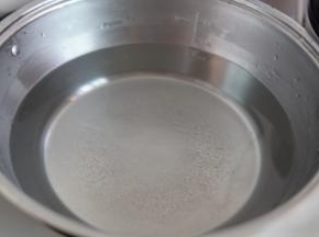 取一个汤锅，锅内放入适量清水烧开