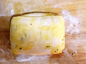 6.卷好后，均匀擀至正方形(这是卷好未擀的图，原谅那孩子的小爪印，拍照个功夫，上来几把，全是指甲印)