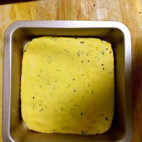 7.放入模具，盖保鲜膜，发酵至两倍大，冷水上货蒸15分钟，停火后五分钟开锅，倒扣！切块享用吧！