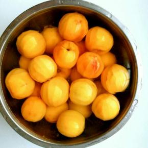 削皮刀去皮。如果做的多不能及时入锅，一定将黄桃浸泡在水里，否则会变色