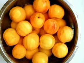 削皮刀去皮。如果做的多不能及时入锅，一定将黄桃浸泡在水里，否则会变色