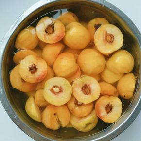 用刀从中间将桃子切成两瓣(做罐头不要买太大的桃子，贵而且对半切开可能放不进瓶口还在再切开，增加工作量还不好看，大小中等的桃子中间切开正好放进瓶子，好看还省事)