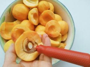 用去核器去核(这个某宝有卖)，没有的话用勺子也可以