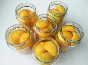 罐头瓶子提前洗净，桃子清洗两遍，就可以装瓶了，这个就不用称量了，可劲塞就行，直到塞满瓶子