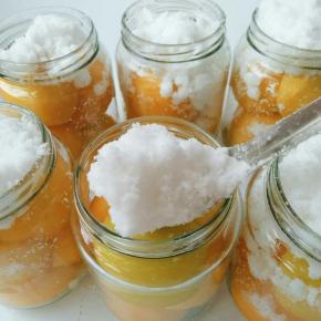 每个瓶子里放糖80-100克，这个大量做不可能挨着称量太麻烦，就用家里吃饭用的大勺子舀满满两大勺就可以了，这个可以根据自己口味稍微加减细砂糖或者冰糖都可以，我习惯用砂糖，因为这个用水一浇就融化了，不占空间，可以多放桃。