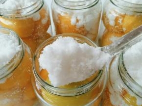 每个瓶子里放糖80-100克，这个大量做不可能挨着称量太麻烦，就用家里吃饭用的大勺子舀满满两大勺就可以了，这个可以根据自己口味稍微加减细砂糖或者冰糖都可以，我习惯用砂糖，因为这个用水一浇就融化了，不占空间，可以多放桃。