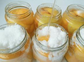 瓶子里灌满纯净水