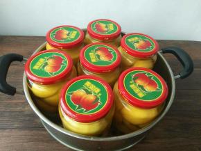 提前烫好瓶盖，并盖好，用手轻轻的试一下对好丝，但是不要拧紧。(瓶子可以循环使用三年，瓶盖必须每年换新，这个买的时候一般瓶子和盖都是分开卖的，所以不用担心，瓶盖一旦用过即使再新也会影响密封效果)