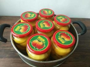 提前烫好瓶盖，并盖好，用手轻轻的试一下对好丝，但是不要拧紧。(瓶子可以循环使用三年，瓶盖必须每年换新，这个买的时候一般瓶子和盖都是分开卖的，所以不用担心，瓶盖一旦用过即使再新也会影响密封效果)