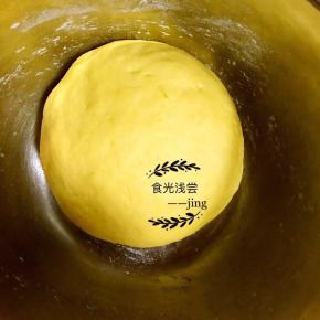 3.待南瓜泥降温后加入酵母搅拌均匀后，加入面粉，揉至光滑，如果南瓜泥较干可加适量水调整，总之面团稍硬些，有利于后期饼的分层！