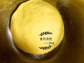 3.待南瓜泥降温后加入酵母搅拌均匀后，加入面粉，揉至光滑，如果南瓜泥较干可加适量水调整，总之面团稍硬些，有利于后期饼的分层！