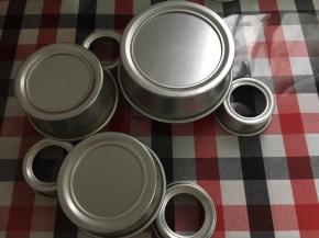 蛋糕出炉，轻震2下，用悬空的方法倒扣！倒扣2小时，徒手脱模……